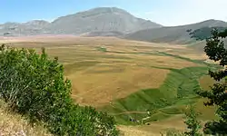 Piano Grande, Apennin, Italien; Polje in 1270 m; Entwässerung durch Ponor in der Rinne im Vordergrund