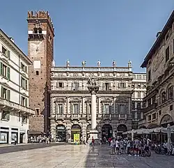 Der Torre del Gardello an der Piazza delle Erbe mit dem Palazzo Maffei