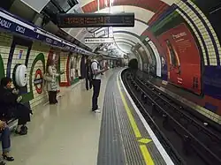 Piccadilly Circus, London: Typischer Röhrenbahnhof der Tube