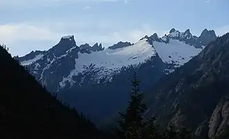 Der Mount Terror ist die Pyramide genau oberhalb und rechts des abwärts verlaufenden Grats rechts der Mitte.