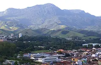 Blick auf Cruzeiro, im Hintergrund der Pico da Gomeira, Serra da Mantiqueira