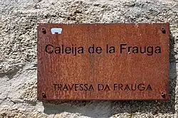 Straßenschild in Picote: oben Mirandesisch, unten Portugiesisch