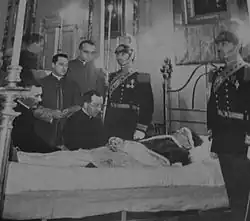 Carlo Confalonieri und Diego Venini (kniend) beim Tod von Papst Pius XI.