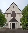 Piesbach Kirche, Portalfront mit Symbolreliefs an der Fassade