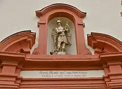 Aufsatz über dem Portal