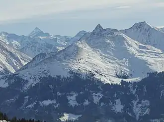 Der Pihapper von der gegenüberliegenden Seite des Salzachtals (Hartkaserhöhe) aus gesehen. Gut zu erkennen ist die spitze Gipfelpyramide. Im Hintergrund (li. oben) der Großglockner (3798m).