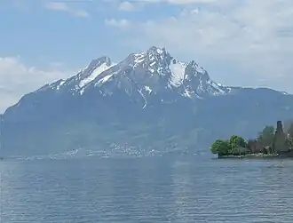 Das Pilatusmassiv mit Esel und Oberhaupt in der Bildmitte, rechts davon das Schneefeld im Nauen und abschliessend das Klimsenhorn.