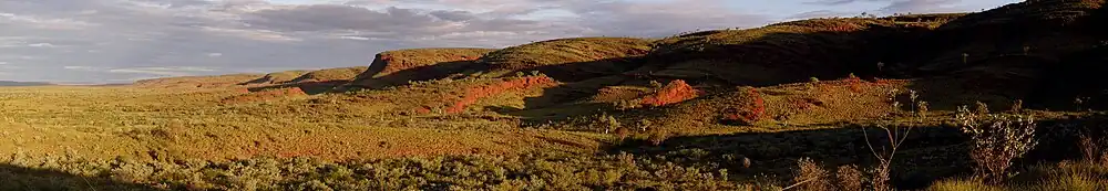 Angeschnittene gebänderte Eisenformation der Dales Gorge Formation nahe Pannawonica, Pilbara, Western Australia