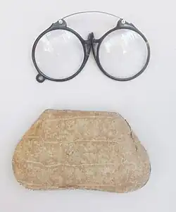 Klemmer mit elastischer Metallfeder und Nasensteg (19. Jh.)