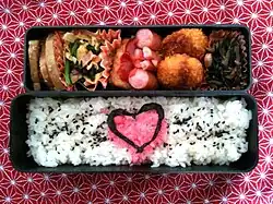 Typisches Bentō mit Reis und Beilagen