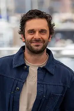 Sofiane Zermani und Pio Marmaï spielen die Polizisten Reda und Livio, die das „Roi Soleil“ besuchen