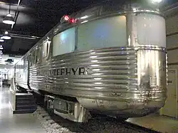 Der Kanzelwagen vom Schluss des Zuges Pioneer Zephyr im Museum of Science and Industry. Die Milchglasscheiben dienen als Projektionsfläche für einen Film, um für Besucher im Wagen eine Fahrt zu simulieren rechts ein Aussichtsabteil erste Klasse am Zugende