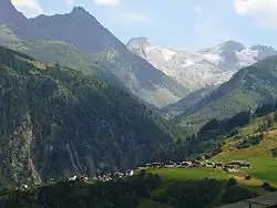 Mumpé Medel im Vordergrund, dahinter die Medelserschlucht, im Hintergrund der Piz Medel und der Medelsergletscher