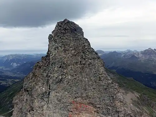 Blick vom Piz Forbesch Pintg zum 60 m höheren Piz Forbesch.