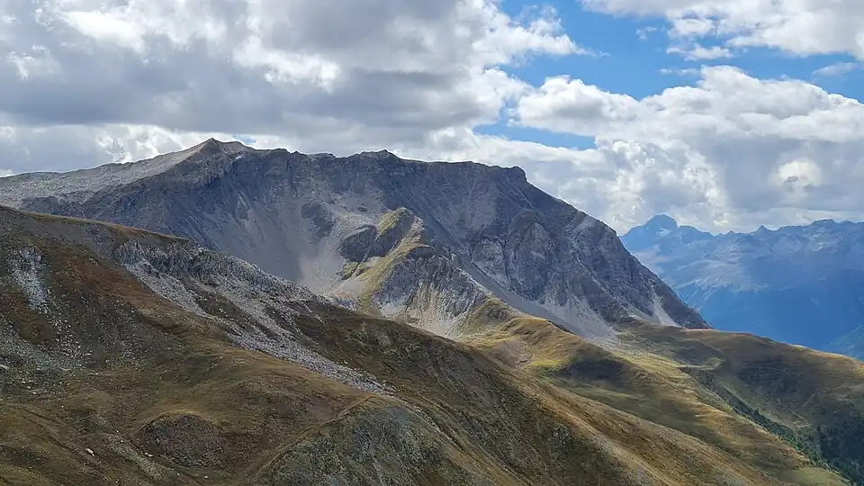 Der Südostgrat des Piz Mezzaun vom Piz Murtiröl aus betrachtet, links der Ost- und rechts der Hauptgipfel