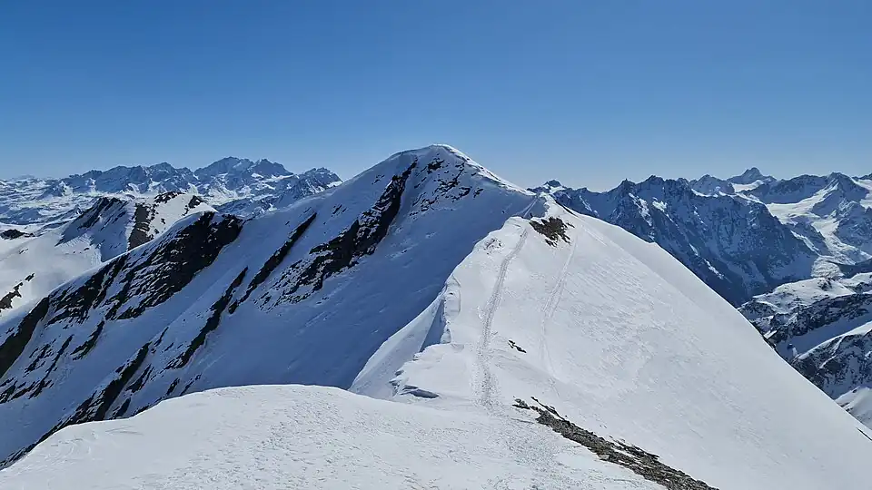 Der Blick vom Westgipfel (3037 m) zum Hauptgipfel (3052 m)