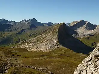 Von der Furcletta digl Gurschus sieht man, wie der Piz Settember ostseitig (links) ein sanfter Grashügel, und westseitig (rechts) steil und felsig ist.