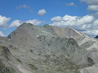 Piz Surgonda, aufgenommen vom Piz Neir. Westgipfel (3193 m) ganz links und Ostgipfel (3196 m) rechts davon.