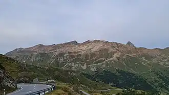 Monte Vago, Piz Ursera und Corn da Camp (v. l. n. r.), aufgenommen von der Berninapassstrasse