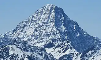 Piz Linard von Nordosten mit Südostgrat (links), Ostwand, Nordostgrat (mittig), Nordwand und Nordwestgrat (rechts)