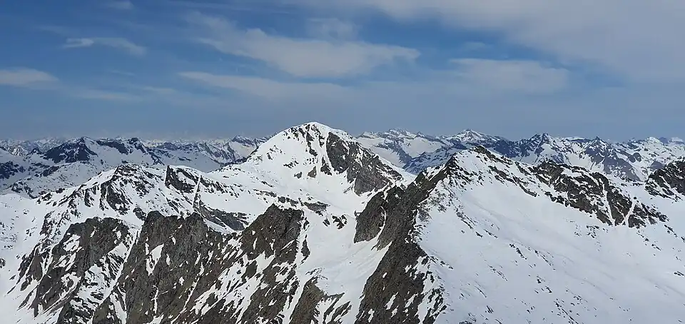 Die breite Gipfelpyramide des Pizzo Stella, vom Pizz Gallagiun aus aufgenommen (für Annotationen der einzelnen Berge aufs Bild klicken).