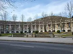 Rondellbebauung an der Plaça Manuel Malagrida in Olot (1988 durch Ramón Fortet i Brú)