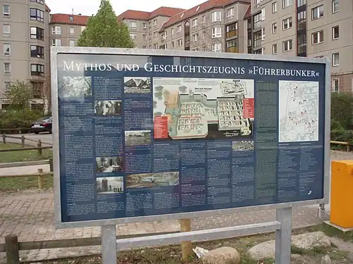 Anzeigetafel Führerbunker im ehemaligen Garten der Alten Reichskanzlei
