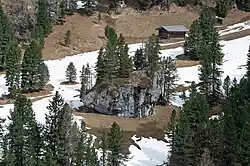 Der große Felsblock mit Überhängen im oberen Grödnertal