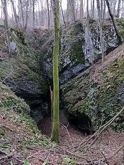Eingang zum Massengrab von Planinca