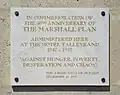 Gedenktafel (auf Englisch) zum 50. Jahrestag des Marshallplans (The American Club of Paris – 12. Dezember 1997 – Fassade der 258 rue de Rivoli in Paris).