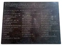 Gedenktafel in der Aula der Universität Nijmegen mit dem Namen von Jos van Hövell