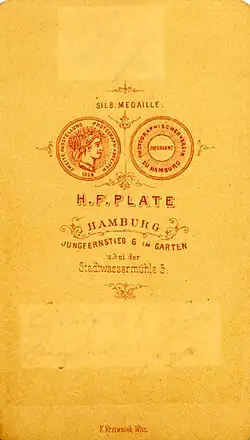 Revers CdV Abbildung Vorder- und Rückseite einer Medaille (Silberne Medaille), Ausstellung 1869 Hamburg; (Atelier) H. F. Plate, Hamburg; Lithograf Karl Krziwanek, Wien; um 1870.