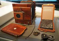 Einäugige Plattenkamera, Querformat 13 cm × 18 cm, mit Rollverschluss (um 1910)
