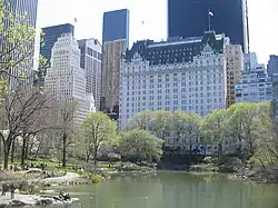 Blick vom Central Park auf das Hotel im April 2008