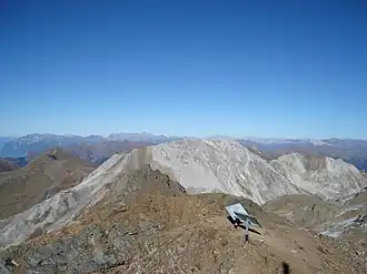 Geologische Kontraste mit Blick zu Parpaner Weisshorn und Tschirpen