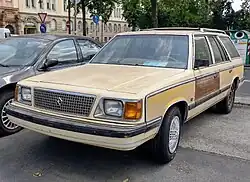 Plymouth Reliant mit Holzdekor