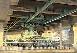 Unter der Brücke: Kabine für das Wartungspersonal und Brückenbesichtigungsgerät