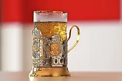 Teeglas im Teeglashalter Podstakannik