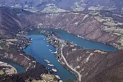 Mäander der Morava zwischen Čačak und Ovčar Banja, die ehemalige Bahntrasse ist deutlich erkennbar am nordseitigen Ufer