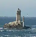 Phare de la Vieille mit Versorgungsturm, im Hintergrund ist der Leuchtturm Sein zu erkennen