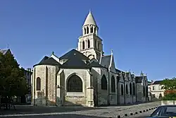 Außenansicht: pseudobasilikaler romanischer Umgangs­chor mit gotischen Kapellenanbauten