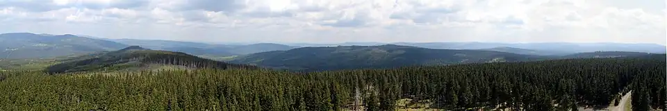 Panoramablick vom Aussichtsturm nach Norden auf die Berge Skalka (Kleine Riegeln, 1237 m, links) und Křemelná (Kiesleiten, 1125 m, Mitte)