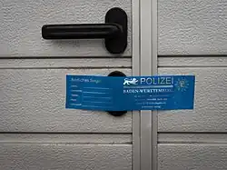 Siegel der Polizei Baden-Württemberg an einem Tatort