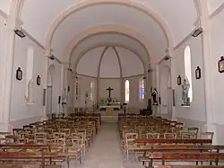 Kirchenschiff mit Blick auf den Chor