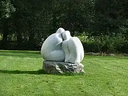 „Nähe“ – Figurengruppe auf dem Musenhof