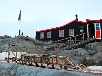 Port Lockroy, „Base A“ auf der Goudier-Insel vor der Wiencke-Insel, Antarktische Halbinsel, von historischer Bedeutung als Stützpunkt der Operation Tabarin im Jahre 1944 sowie für die wissenschaftliche Forschung, so die ersten Messungen aus der Ionosphäre und die erste Aufnahme eines atmosphärischen Pfeifens in der Antarktis. Port Lockroy war eine wesentliche Überwachungsstation während des Internationalen Geophysikalischen Jahres 1957/1958.