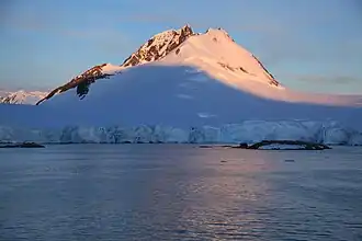 Blick vom Port Lockroy auf Mount Wheat (rechts: Goudier Island)