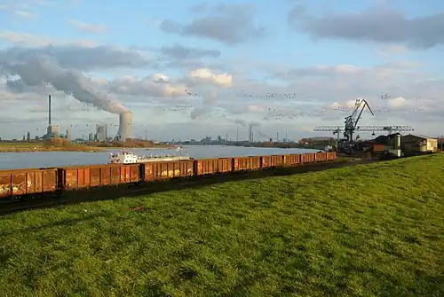 Hafen Orsoy und Orsoy auf der rechten Seite, Kraftwerk Duisburg-Walsum auf der linken, Blick in südlicher Richtung