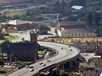Innenstadt von Port Talbot, links die Kirche St Mary