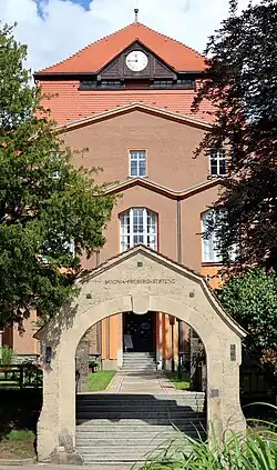 Eingangsportal und Gebäude der Saxonia-Freiberg-Stiftung